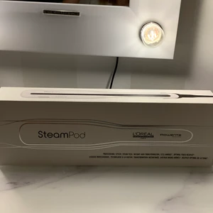 Steampod - En steampod från loreal professionnel Paris. Styla håret. Nypris 3740kr på lyko. Helt oanvönd och oöppnad. Kan mötas upp i Stockholm 
