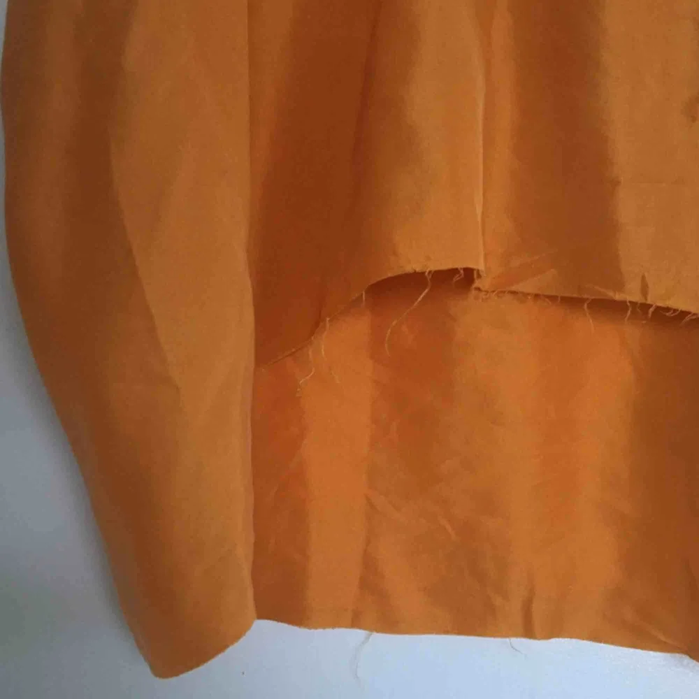 Orange Second hand skjorta i tunnt luftigt tyg. Perfekt på sommaren!🧡 Jag har själv klippt den i midjan, därför är den lite fransig. Annars bra skick!!  Lite frakt tillkommer . Skjortor.