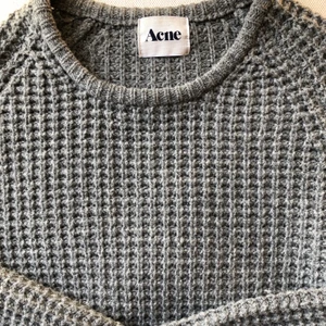 ACNE - Superhärlig, mjuk och varm tröja från ACNE. Storlek XL men passar L. Eller passar mig som är medium utmärkt oversized. #acne #stickad #oversize #grå