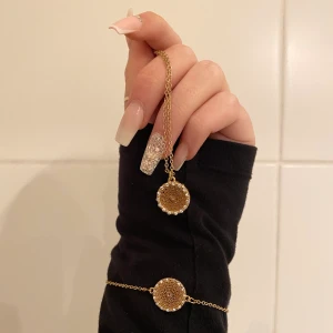 Guldigt armband och halsband! - Säljer detta gulliga sett med armband och halsband, endast använt ca. 3 gånger! Är ni intresserade så skriv!✨🤍