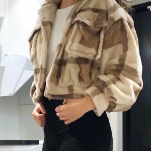 Rutig truckerjacka i fuskpäls - Slutsåld beige/brun rutig truckerjacka från Boohoo. Jättevarm och mysig. Använd vid 3 tillfällen. Fraktavgift tillkommer! 🚚 