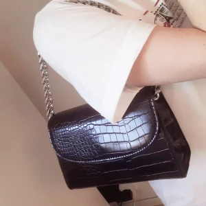 Väska  - Assöt liten väska med kort kedja från Madlady(slutsåld på hemsidan)-Nypris: 300:-❤Bild2: lånad från Mirabells video/haul. Väskan är i nyskick och liten men rätt rymlig då ganska tjock/djup från sidan. FRI FRAKT VID KÖP SENAST 3:e Dec