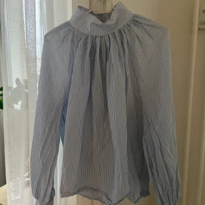 Blus  - Luftig somrig blus. Perfekt till jeans eller shorts. 