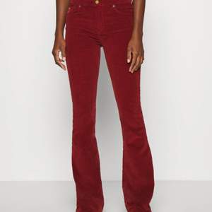 Röda manchesterbyxor (bootcut) från märket LOIS jeans, W26 L32. Köpta för 1300kr och endast använda vid 2-3 tillfällen. 