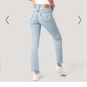 Levis jeans  - Raka jeans från Levis✨ lite slitna mellan låren och lappen är sliten! Enstaka fläk på knät! Kommer inte till användning längre, nyköp runt 1000-1100 kommer inte riktigt ihåg! Storlek W 27-28 beroende på hur man vill att dom ska sitta! Kom gärna med bud✨ det går ej att på bilder med dom på då dom ej passar mig!!!!