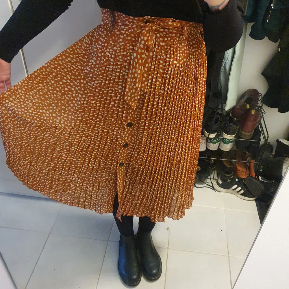 Fin kjol från monki i storlek S. Kjolar.