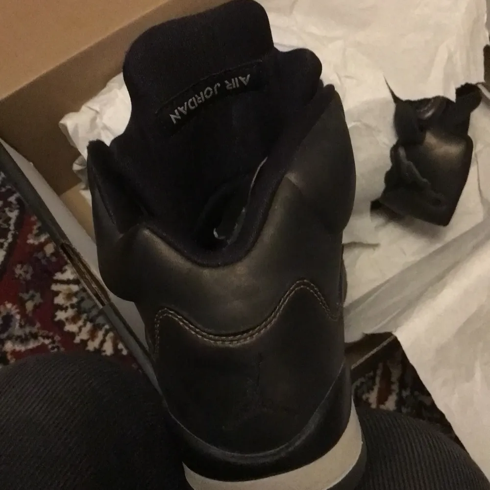 Air Jordan 5 Retro Prem HC. Storlek 38.5. Köpta på SneakersNStuff förra året på rean, dom fanns inne för några månader sen för hela priset. Använt bara några få gånger, var inte så snygga som jag har tänkt. Men , Jordan 5 tycker jag kan vara en snygg sko.. Skor.
