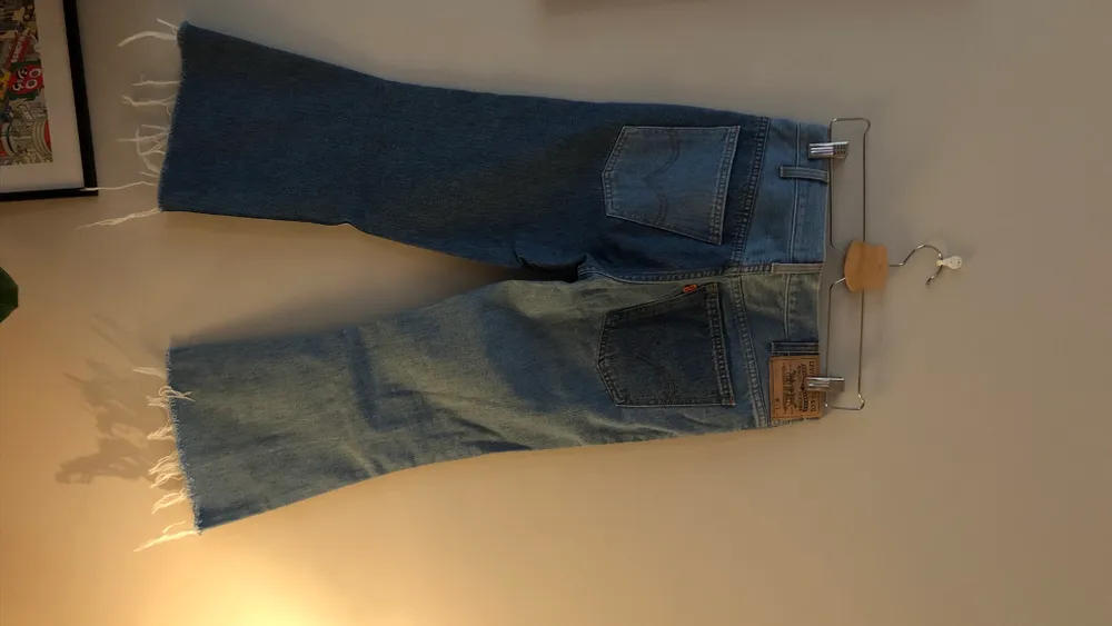 Jeans från Levis, storlek 28 men är mer som typ 26. Är ett sample, aldrig använda. Avklippa nedtill. Jag är 165 lång som referens. . Jeans & Byxor.
