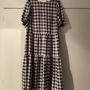 Klänning, L - Klänning från HM, storlek L men passar även mindre.