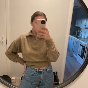 Stickad tröja - Fin stickad brun tröja från H&M. Superskönt material som inte sticks, tröjan har en modd längst ner så man kan ha den lite mer cropat om man vill. Budgivning om flera är intesserade🥰 Kan mötas upp i Malmö annars står köparen för frakt.