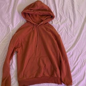 Korallförgad hoodie - Korallfärgad hoodie i bekvämt tyg. Hoodien är från Carlings och märket /STAY. Storleken säger M. Originalpris 299kr.