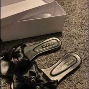 Sommar skor  - Helt oanvända sommar skor jätte sköna, storlek 39 men funkar på mig som har 38