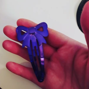 Stort lila hårspänne rosett - I nyskick. Metallicfärg 