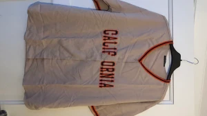 Sprtig ”blus” - Sportig tröja i tunt skönt material