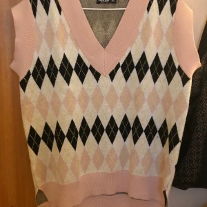 Stickad väst - Stickad väst/pullover. Storlek XL men ganska liten i storlek så på mig som är en L i storlek så sitter den inte så oversized. Jättefin i materialet, aldrig använd. 