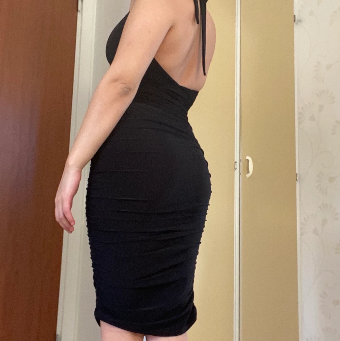 Svart klänning med djup urringning  - 90