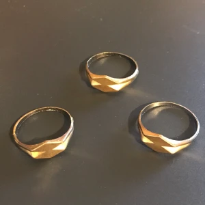 Ringar - Tre simpla ringar i guldfärg OBS två kvar. Har haft dom i tre år, de har ej rostat 😊 Storlek 18 på ringarna. Köp båda för 20 kr eller en för 12 kr ✨ Frakt är 11 kr 👐
