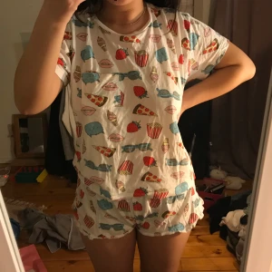 Pyjamas - Jättegullig pyjamas från forever 21. Storlek S. Använd men i fint skick. Frakt tillkommer