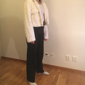 Fluff jacka - Vit fluffig jacka. Helt oanvänd (prislappen är kvar). Har två fickor där fram. Storlek S, passar även XS.