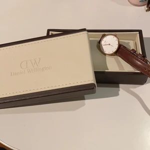 Daniel Wellington klocka - Jättefin Daniel Wellington klocka 28mm (köparen står för frakt)