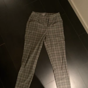 Rutiga kostymbyxor - Snygga kostymbyxor från HM🌸🌸frakt tillkommer 
