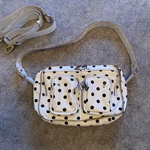 Nunoo bag - En skit snygg och unik väska från Núnoo. Finns ej att köpa längre. Den är jätterymlig och man får plats med allt. Sparsamt använd, den är i mycket fint skick. Nypris ca. 1300kr