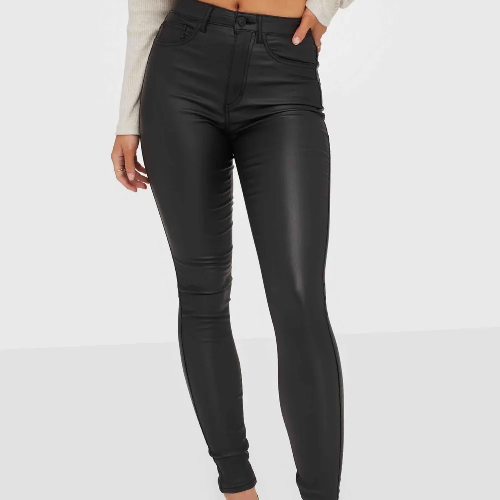 Matta ”skinn”byxor från only, sitter supersnyggt och är bekväma, stretchigt material . Jeans & Byxor.