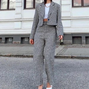 Kostym - Houndstooth kostym sett. Nyskick, har använd bara för den bild. Älskar den här setet. Buda i kommentarerna, budgivning startar på 150kr 🖤 (tar endast Swish, köparen står för frakt)