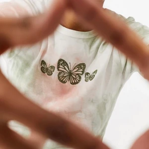 t shirt - säljer min baby tee från urban outfitters (deras bilder), då den tyvärr inte kommer till användning. köpt i somras för 39€. storlek L men sitter som S-M. frakt = 44kr