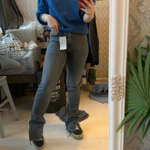 Helt nya gråa jeans med slits - Jeans med slits från zara, säljer för jag inte hann lämna tillbaka. Dom är i storlek 40 men dom är lite mindre i storleken eftersom att dom är stretchiga🥰  dom är väldigt långa, innerbenslägden är 84cm. Köpta för 359kr, ställ gärna mer frågor om du har några🥰