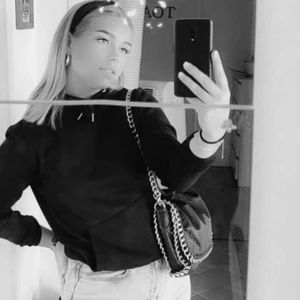 Kedjeväska  - Sjukt snygga väska med kedjeband som man både kan ha långt och kort så som jag brukar ha det. Dragkedja till fickan på baksidan är trasig men går lätt att laga. Använder inte då jag har andra jag använder istället:/                                      Väskan är köpt från Scorett för 550 kr