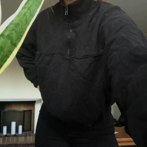 Weekday Half-zip - Populär tröja från Weekday med dragkedja!