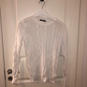 Vit kabelstickad tröja - Jättefin i skicket, endast använd någon gång! Storlek S men skulle säga att den passar både en XS/M också beroende på hur man vill den ska sitta. 💕