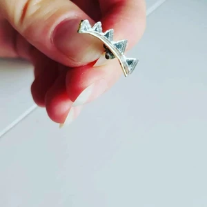 Schysst örhänge - Plast. Knappt använd. Samfraktar gärna!