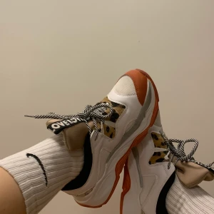 Helt oanvända skor:) - Ett par helt oanvända skor, vet dock inte vart det är ifrån:) köparen står för frakten och bara skicka om ni vill ha fler bilder🥰