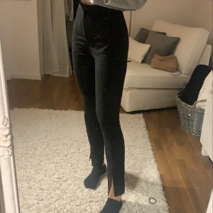 Kostymbyxor  - Svarta kostymbyxor med slits framtill, jätte fina men passar inte riktigt mig. Jag e 174cm. Frakt tillkommer