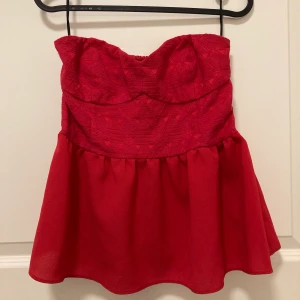 Tubtopp - FRAKT INGÅR I PRIS❗️ Tubtopp, tajt upptill och utsvängd nertill 👠 Storlek 40 (passar även M)