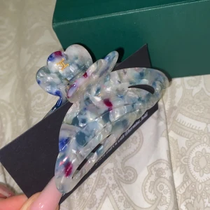 Hårklämma Hermine Hold - Superfin hårklämma som inte kommer till användning för mig tyvärr, lådan har lite defekter (kan skicka bild). klämman är använd 2/3 ggr💕