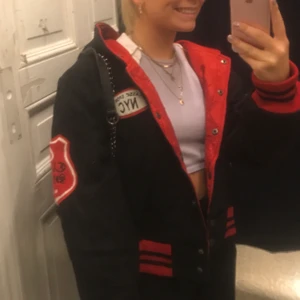 Collage jacka  - Jackan är köpt på beyond retro för 700kr. Den är lite oversized men ändå normal kort i längden. Skitsnygga detaljer och färger! Fungerar även att ha på vintern då den är ganska varm ☺️☺️