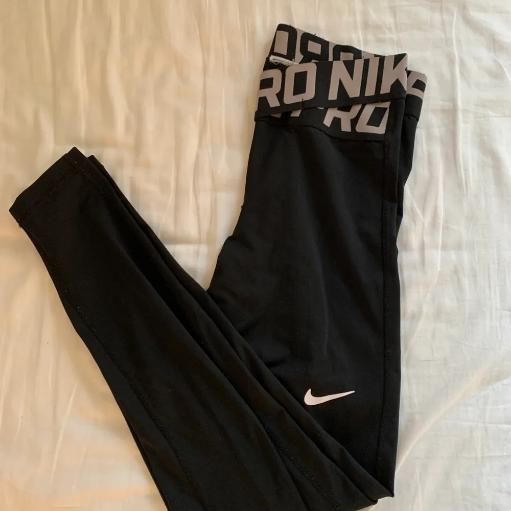 Superskönt svarta Nike PRO träningstights! Dom är använda ett antal gånger men är i fint skick! Storlek s! Pris: 180kr🤎 köparen står för frakt!. Jeans & Byxor.