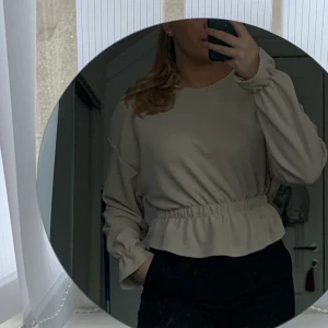 Blus från Gina Tricot i strl S - Ljusbeige blus från Gina Tricot o strl S, aldrig använd och därmed är i bra skick.