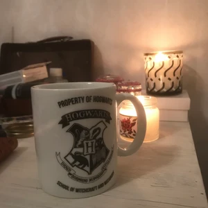 Harry Potter mugg - Harry Potter-mugg, köpt i London. Hogwarts-tryck på båda sidorna💓