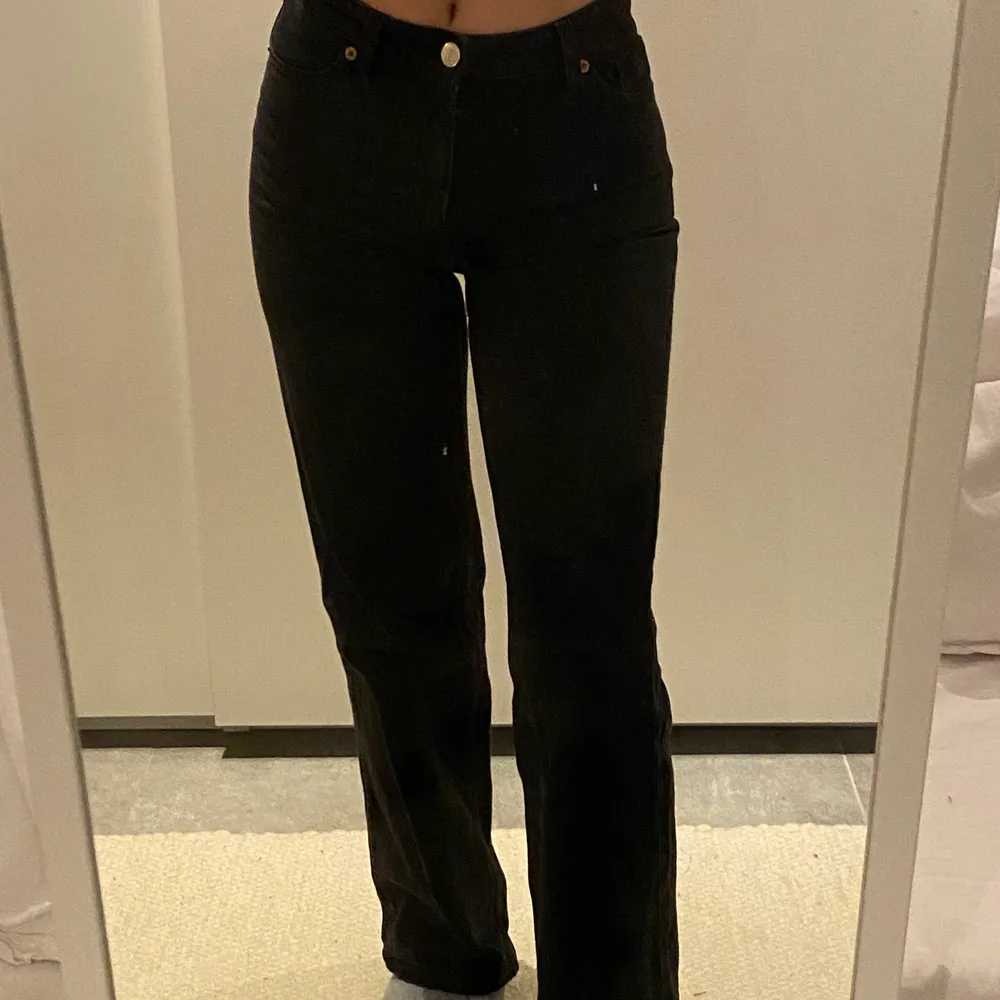 Jeans från Monki i modellen Yoko. De är svarta och i storlek 26. Säljer pga av att jag har ett par liknande. De är supersköna och jag gillar verkligen modellen då jag har modellen i två andra färger. Byxorna har dock ett litet hål i bakfickan men det är inget jag tycker förstör (på bild 2 kan man se)😊. Priset är 200+frakt.. Jeans & Byxor.