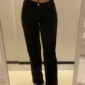 Yoko jeans - Jeans från Monki i modellen Yoko. De är svarta och i storlek 26. Säljer pga av att jag har ett par liknande. De är supersköna och jag gillar verkligen modellen då jag har modellen i två andra färger. Byxorna har dock ett litet hål i bakfickan men det är inget jag tycker förstör (på bild 2 kan man se)😊. Priset är 200+frakt.