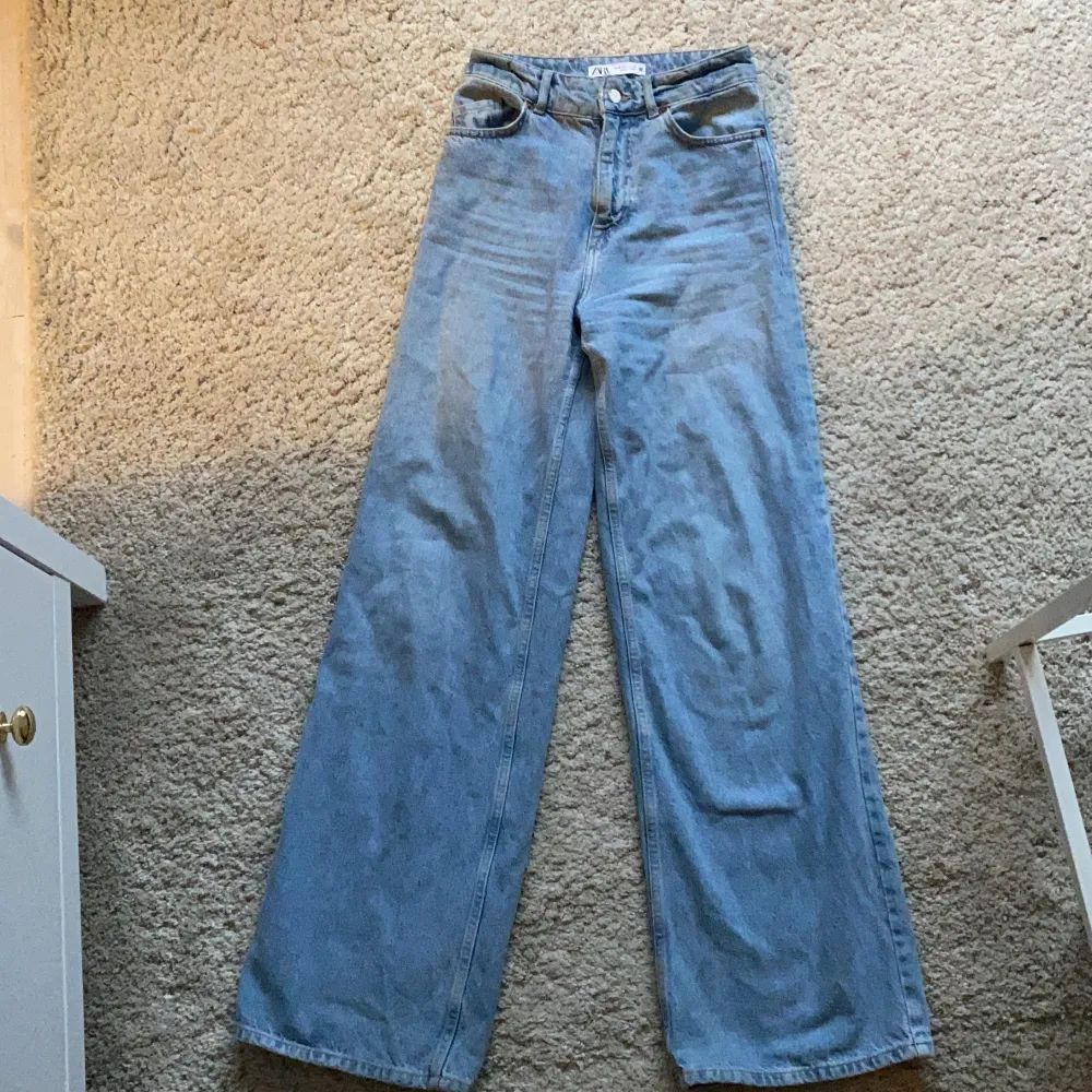 Populära jeans från zara i storlek 36 som tyvärr är lite för små för mig (har normalt 38, så skulle säga att de är normala i storleken), därför sparsamt använda och i bra skick. Jeans & Byxor.