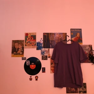 Lila T-shirt - En helt vanlig lila t-shirt som man kan ha precis som den är eller bleka om man vill:) Köpt på H&M i storlek XXL men jag skulle säga att den är som en XL. Använd ett fåtal gånger och säljer pga att den tyvärr aldrig används. Säljer för 50kr + frakt💜💜