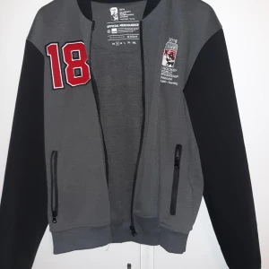 College jacka - Snygg collegejacka i textstorlek S❤ kan mötas i sthlm🥰