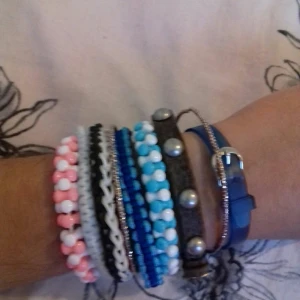 Armband - 3kr st elr alla 9 för 25kr kan skickas mot frakt kostnaden