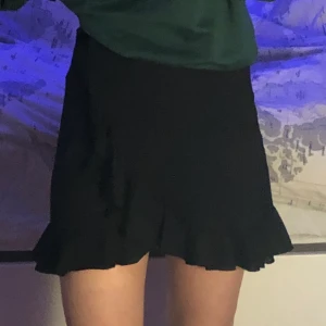 Skön kjol med volang - Jätteskön, luftig kjol med volang från GinaTricot 🥰  Storlek XS, använd fåtal gånger! Köpare står för frakt!!