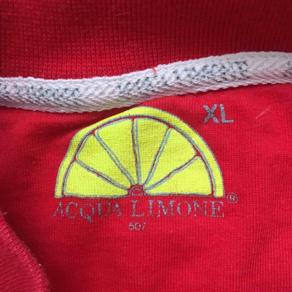 Röd Aqua Limone T-shirt köpt på second hand, är i gott skick, storlek XL. Köparen står för frakt, tar swish. Kan mötas upp i Göteborg och Partille. . T-shirts.